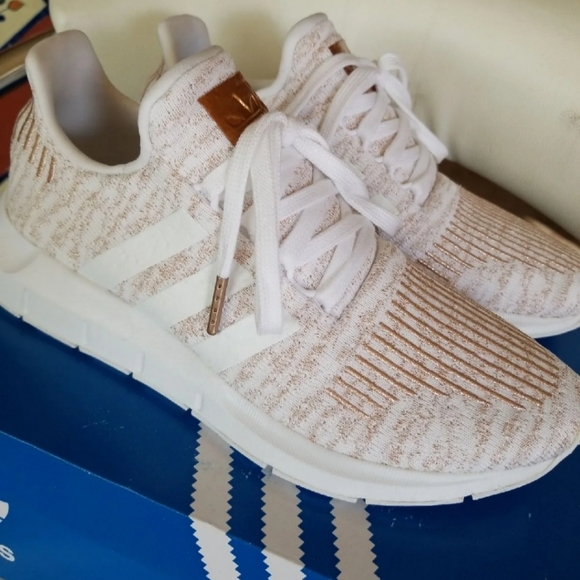 Size 7 Womens Adidas - Picture 3 of 6